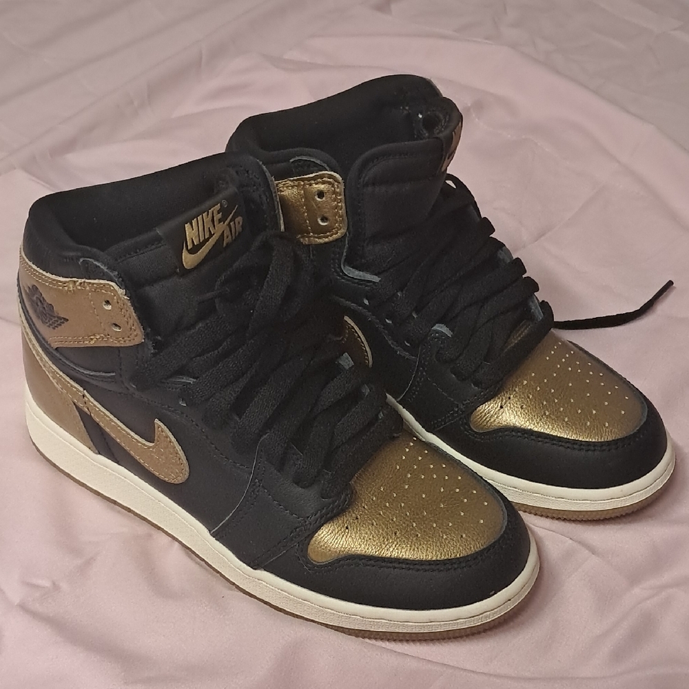Nike Women's Black and Gold Sneakers